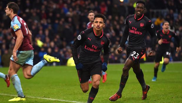 Alexis Sánchez, en el añadido y de penalti, da el triunfo al Arsenal