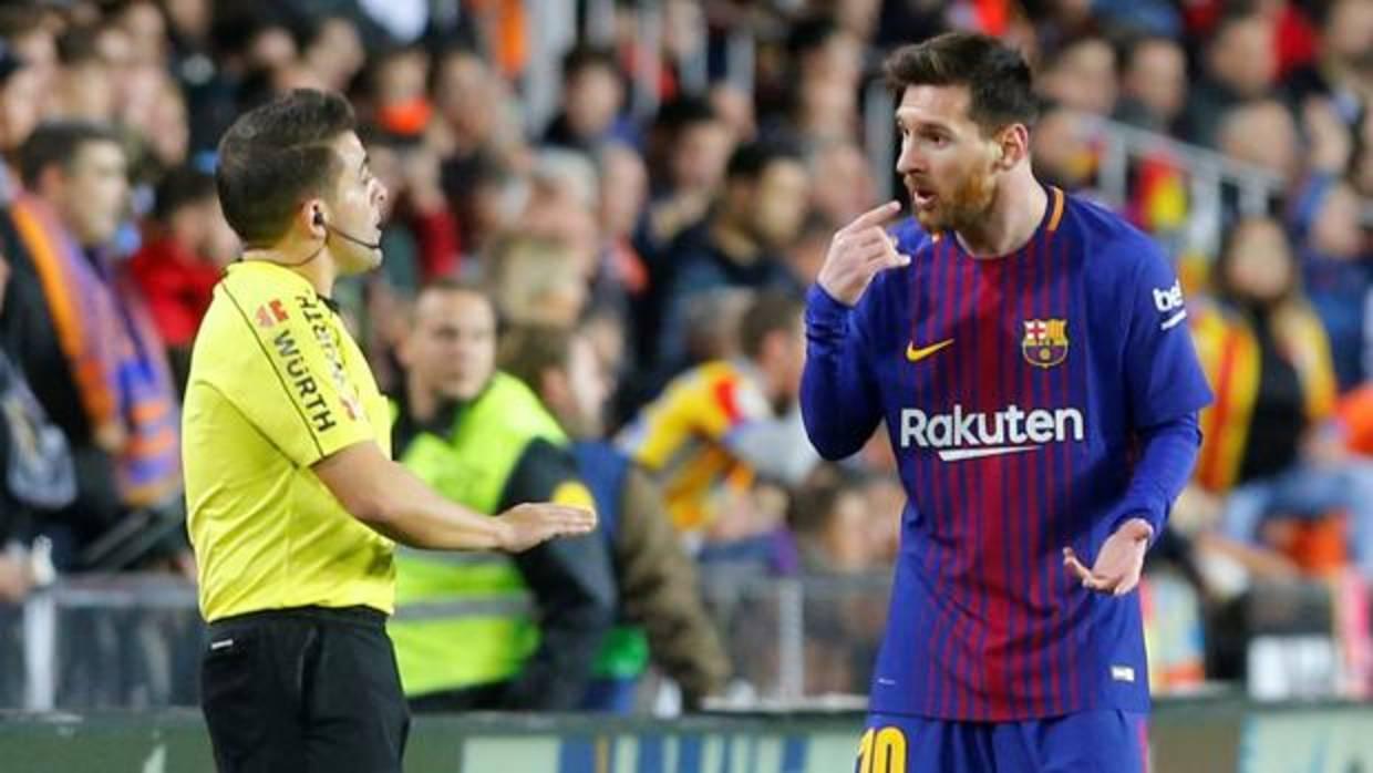 Leo Messi se queja al ásistente