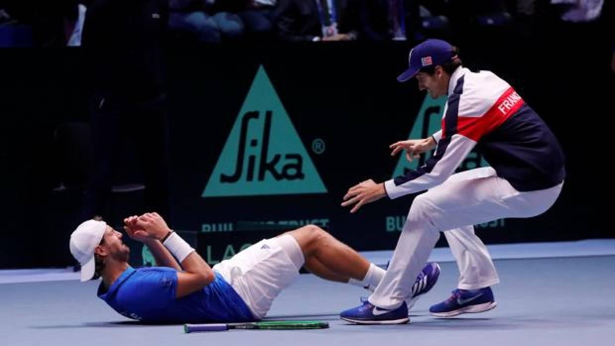 Los jugadores franceses levantan la Ensaladera como campeones de la Copa Davis