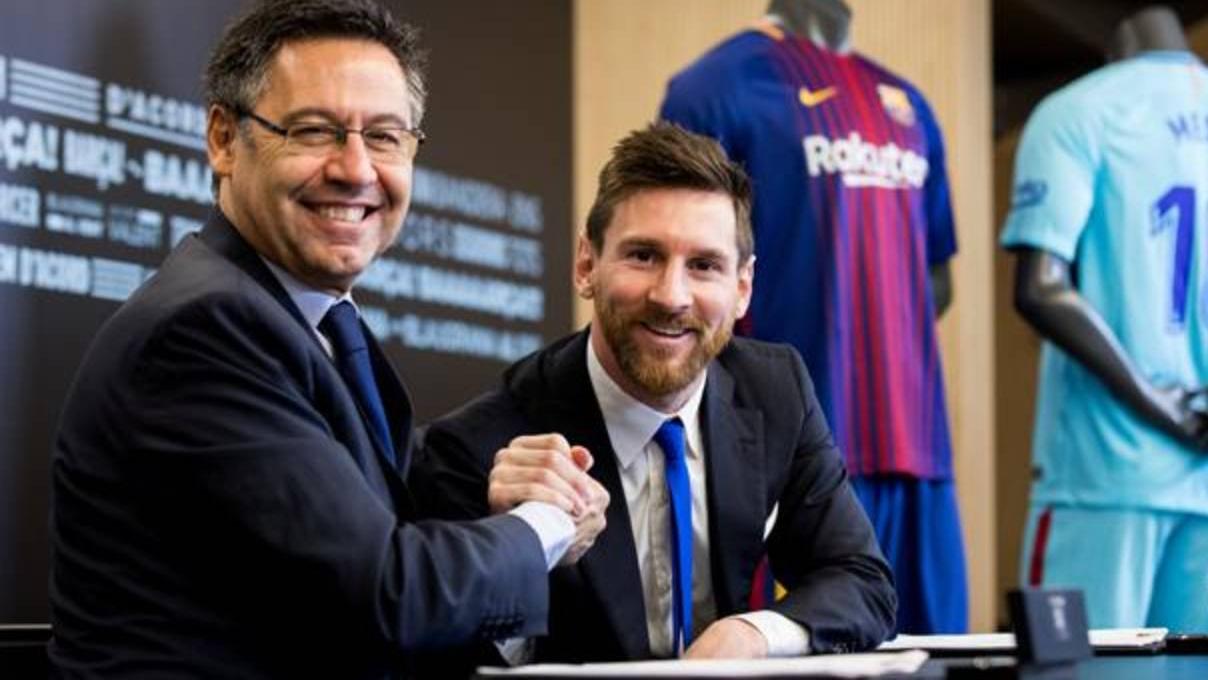 Bartomeu y Messi se dan la mano tras firmar el nuevo contrato