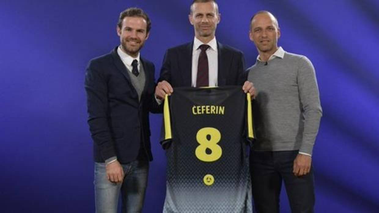 Ceferin, con Juan Mata y Jürgen Griesbeck