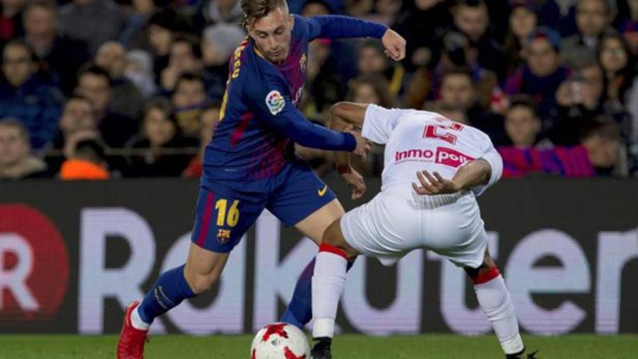Gerard Deulofeu intenta un regate durante el partido de Copa ante el Murcia