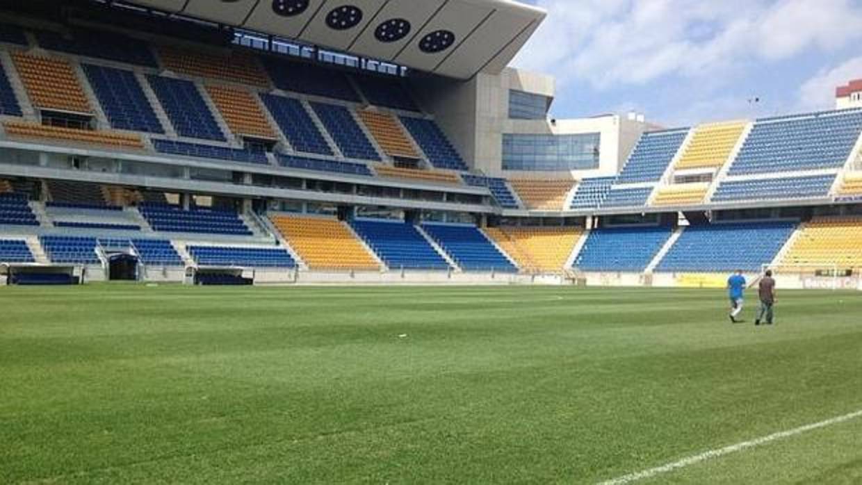 Las peñas del Cádiz proponen llamar a su campo «Estadio Carranza»
