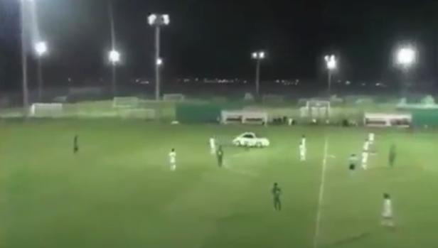 Un coche provoca el pánico en mitad de un partido en los Emiratos Árabes