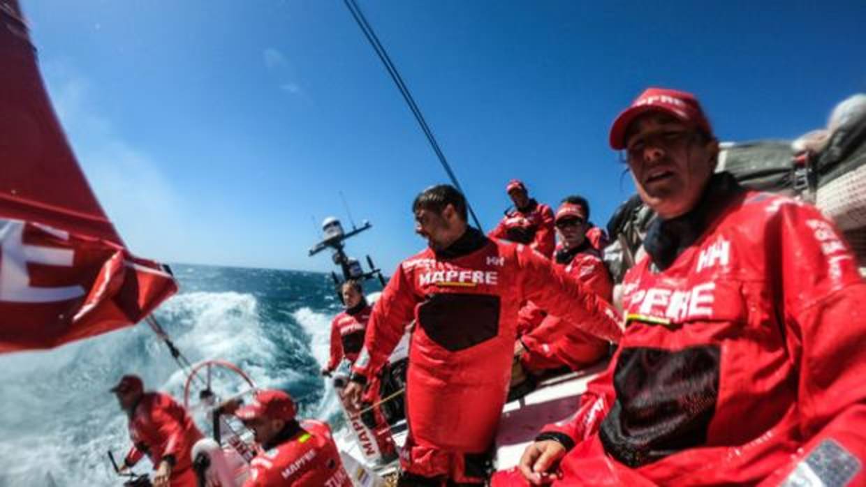 Baja el viento y la flota se comprime con el «Mapfre» líder