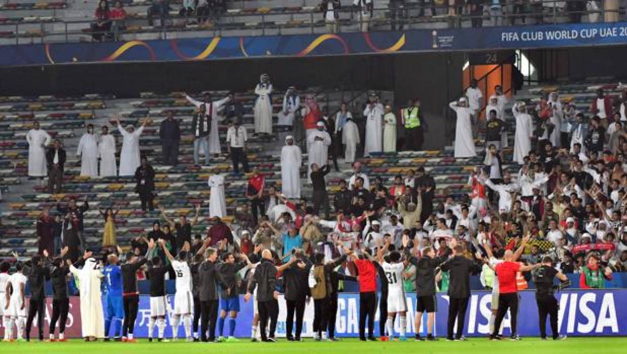 El Al Jazira, celebrando su pase a semifinales ante los pocos aficionados presentes en el estadio