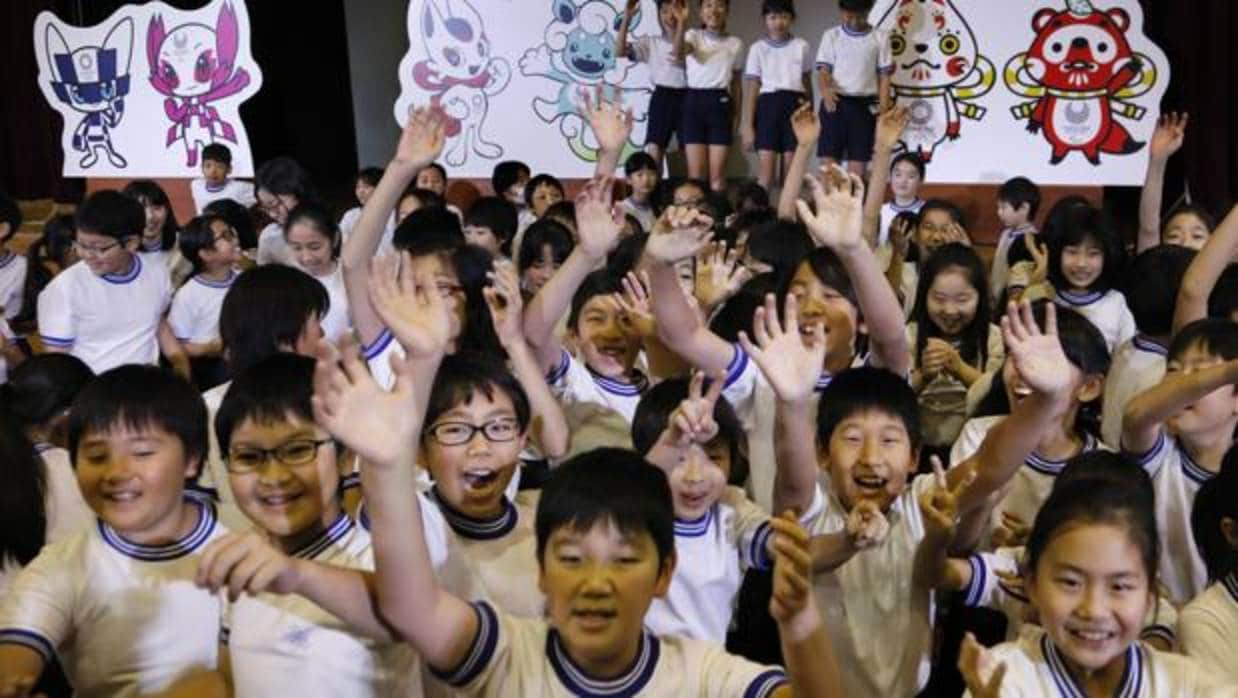 Varios niños japoneses, durante la votación de las mascotas de Tokio 2020