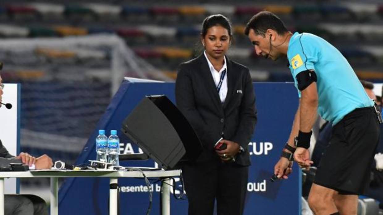 Un árbitro recurre al VAR durante el Mundial de Clubes