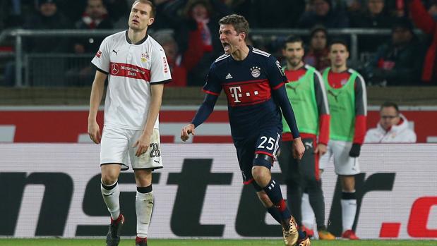 El Bayern gana con gol de Müller en un duelo dramático y aumenta su ventaja