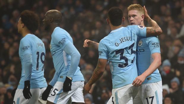 El City arrolla al Tottenham y sigue haciendo historia