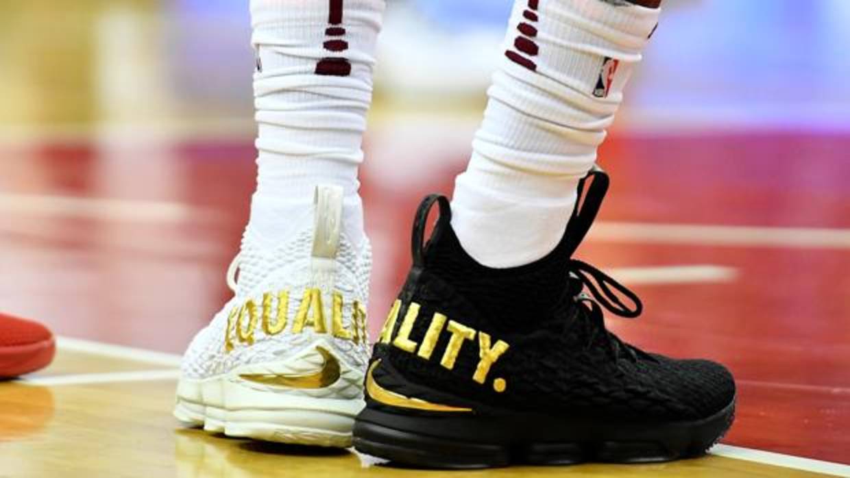 Las zapatillas reivindicativas, una blanca y otra negra, de LeBron James