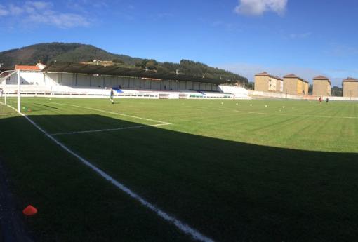 Vista general del Estadio Santa Catalina, el hogar del club de la localidad de Pravia