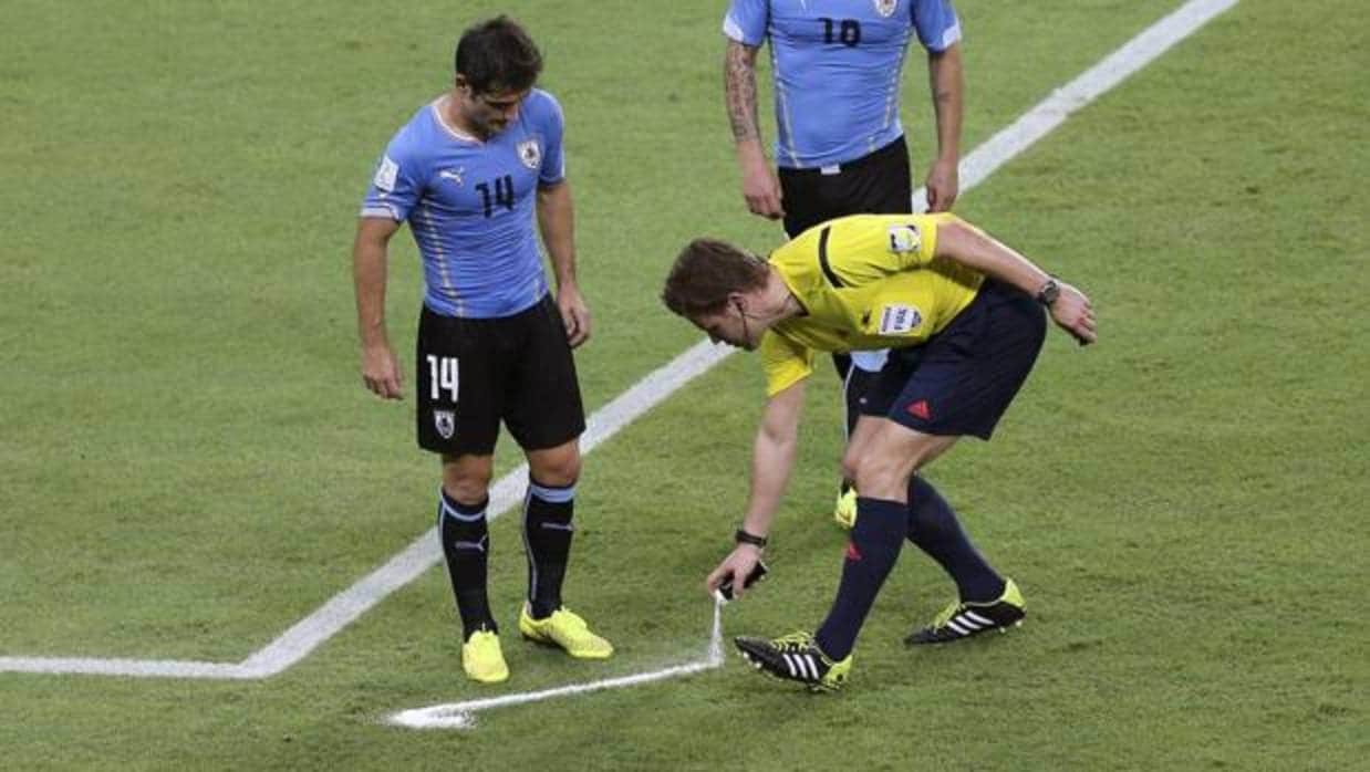 El árbitro alemán Felix Brych utiliza el espray en un partido del Mundial de Brasil