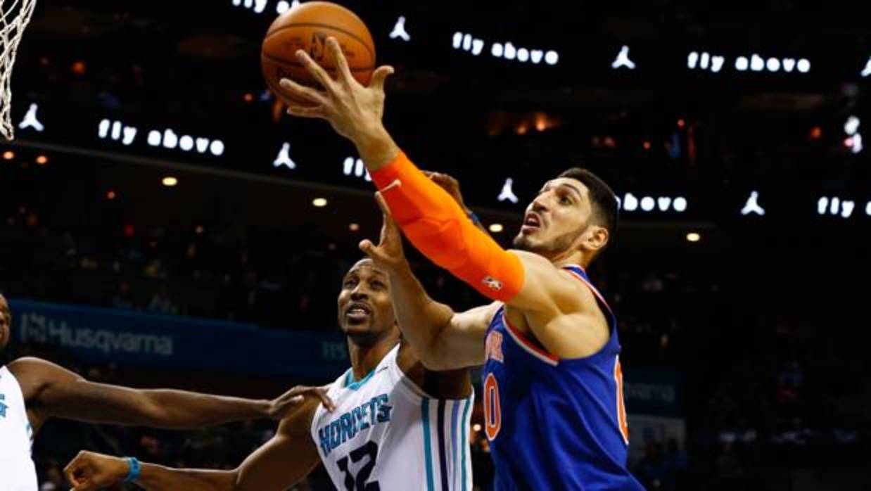 Enes Kanter lanza a canasta en un partido de los Knicks esta temporada