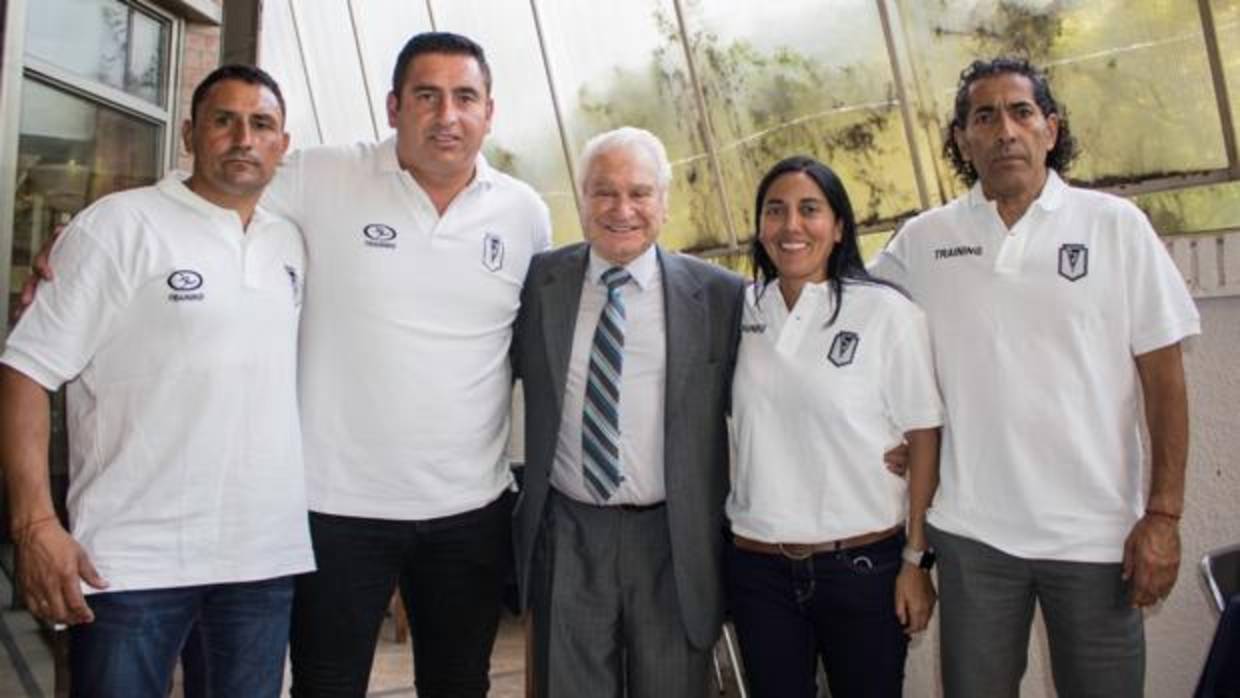 El presidente del Santiago Morning, junto al nuevo cuerpo técnico del equipo