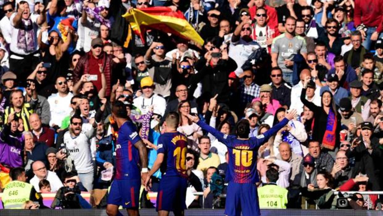 Los jugadores del Barcelona celebran un gol frente a la grada del Bernabéu