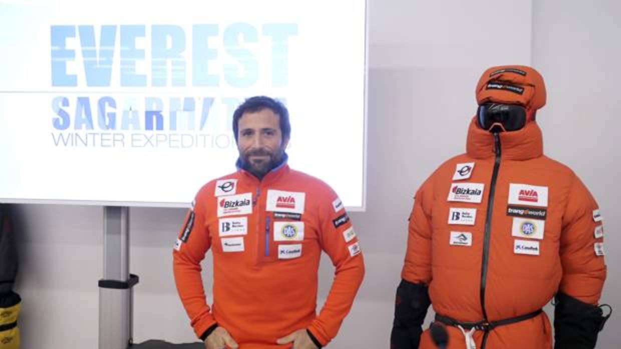 Alex Txikon presenta su aventura de hacer cumbre en el Everest en invierno