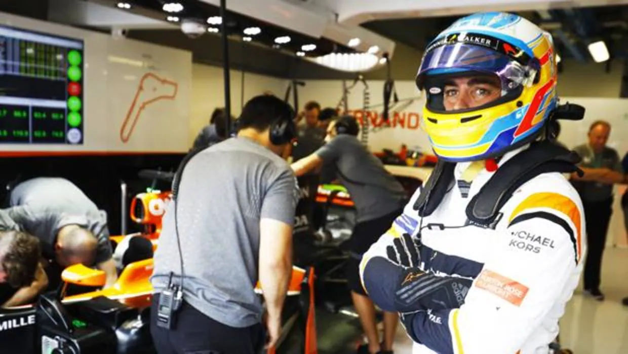 Fernando Alonso, en el garaje de McLaren