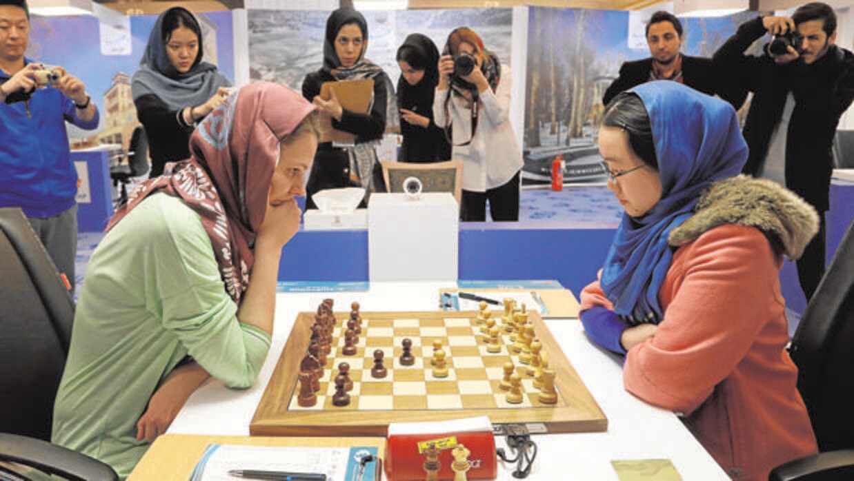 A la izquierda Anna Muzychuck, en un torneo en Teherán