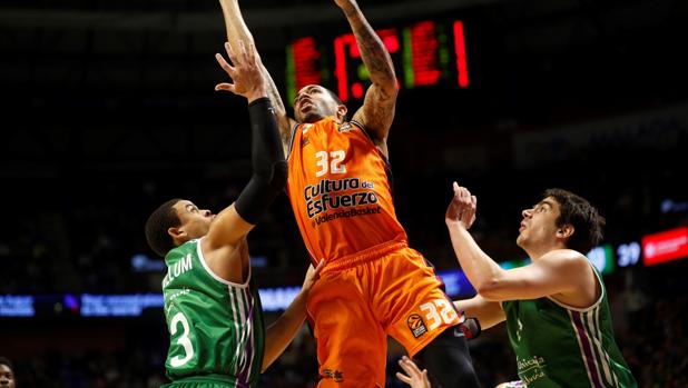 El Unicaja regala la victoria europea a un heroico Valencia Basket