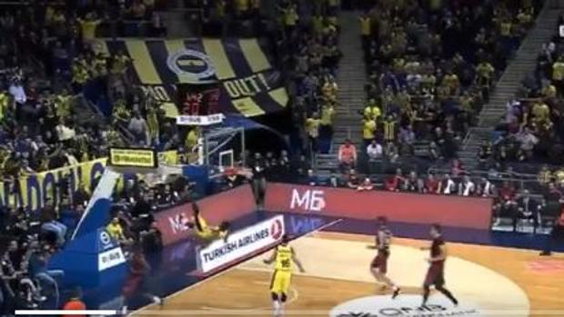 Pavorosa caída de Nunnally durante el Fenerbahçe-Baskonia