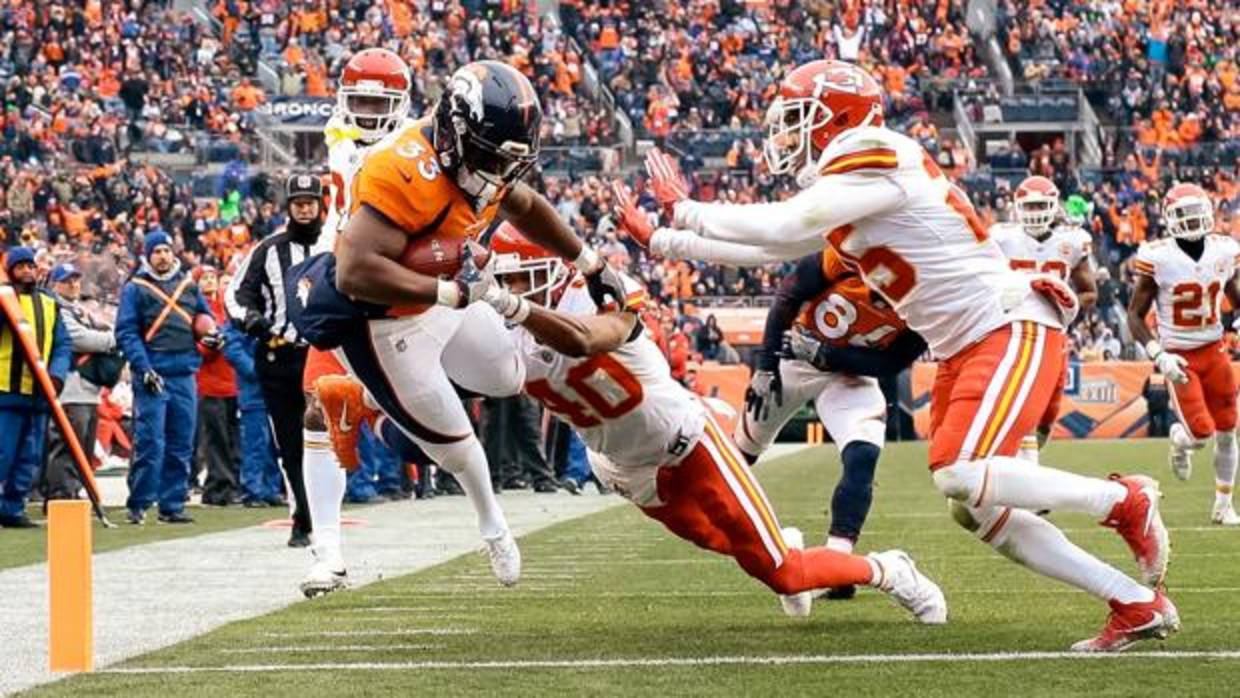 Los Kansas City Chiefs, de blanco, abren la Wild Card Round