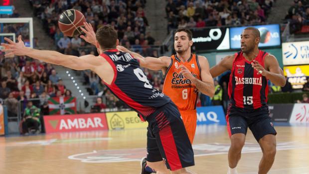 El Baskonia mete un pie en la Copa del Rey