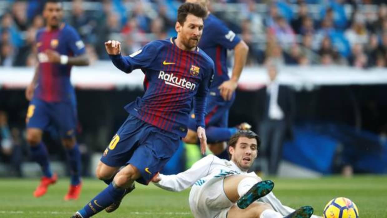 Leo Messi durante una cción en el último Clásico liguero