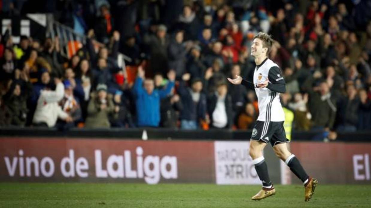 Luciano Vietto celebra un gol en su debut en Mestalla