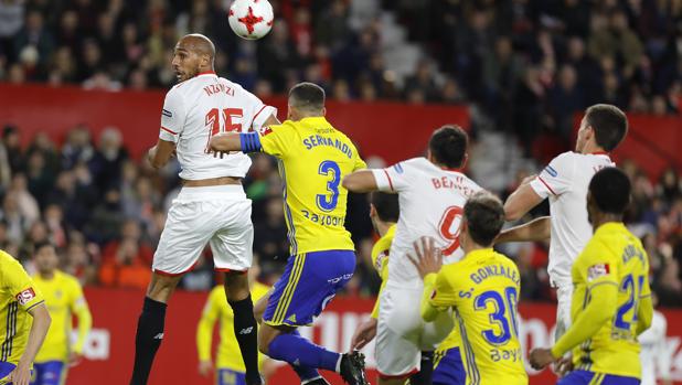 El Sevilla pasa sin gloria y con pitos de su afición