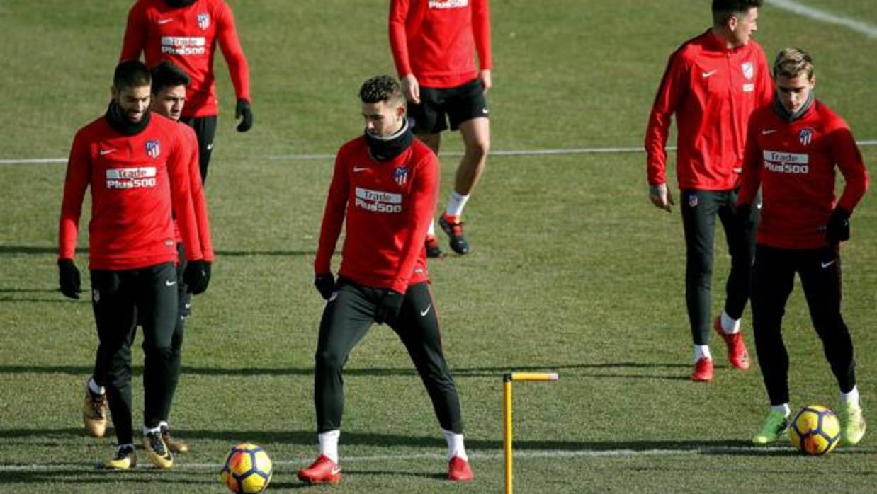 Los jugadores del Atlético de Madrid en el entrenamiento de este viernes