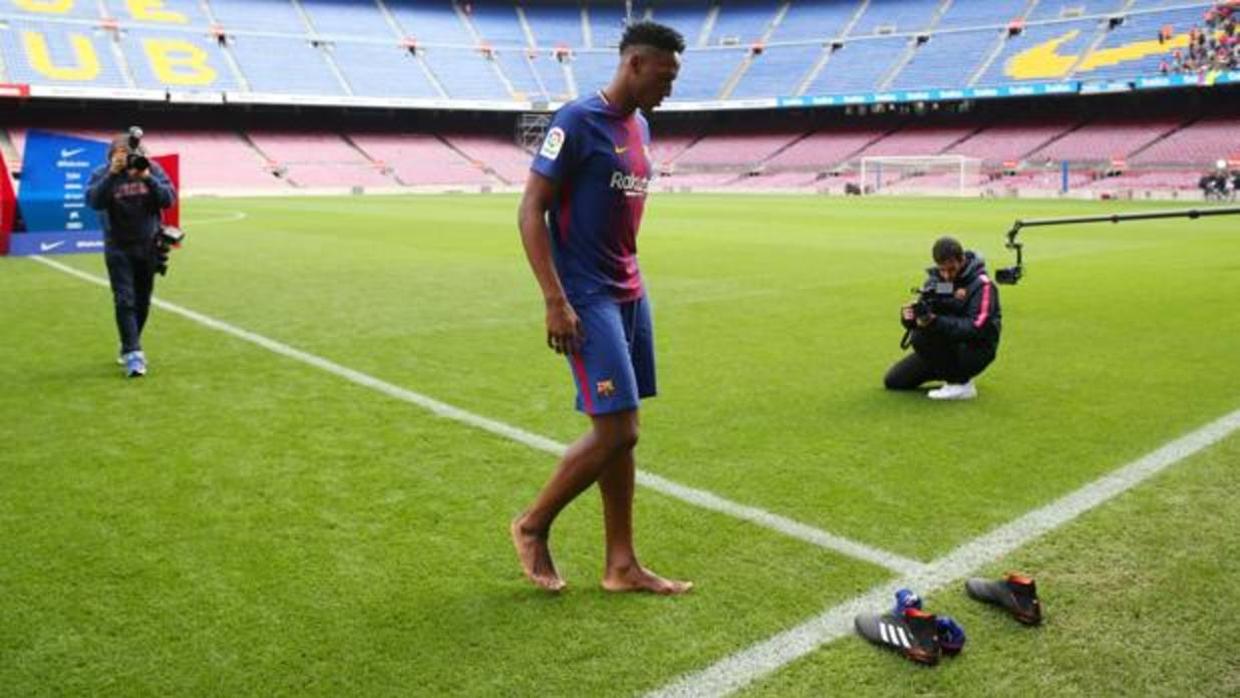 Yerry Mina salta descalzo al campo durante su presentación