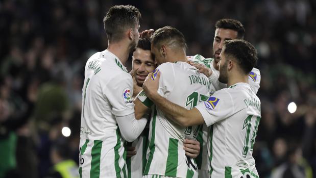 El Betis sigue de fiesta y acaba la primera vuelta cerca de Europa