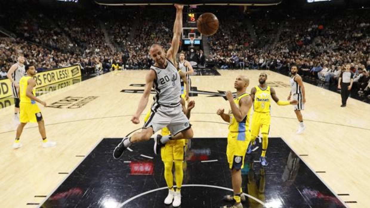 Manu Ginóbili disputa un partido de la NBA