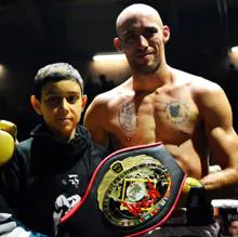 José Antonio entrega el cinturón de campeón mundial a Coello