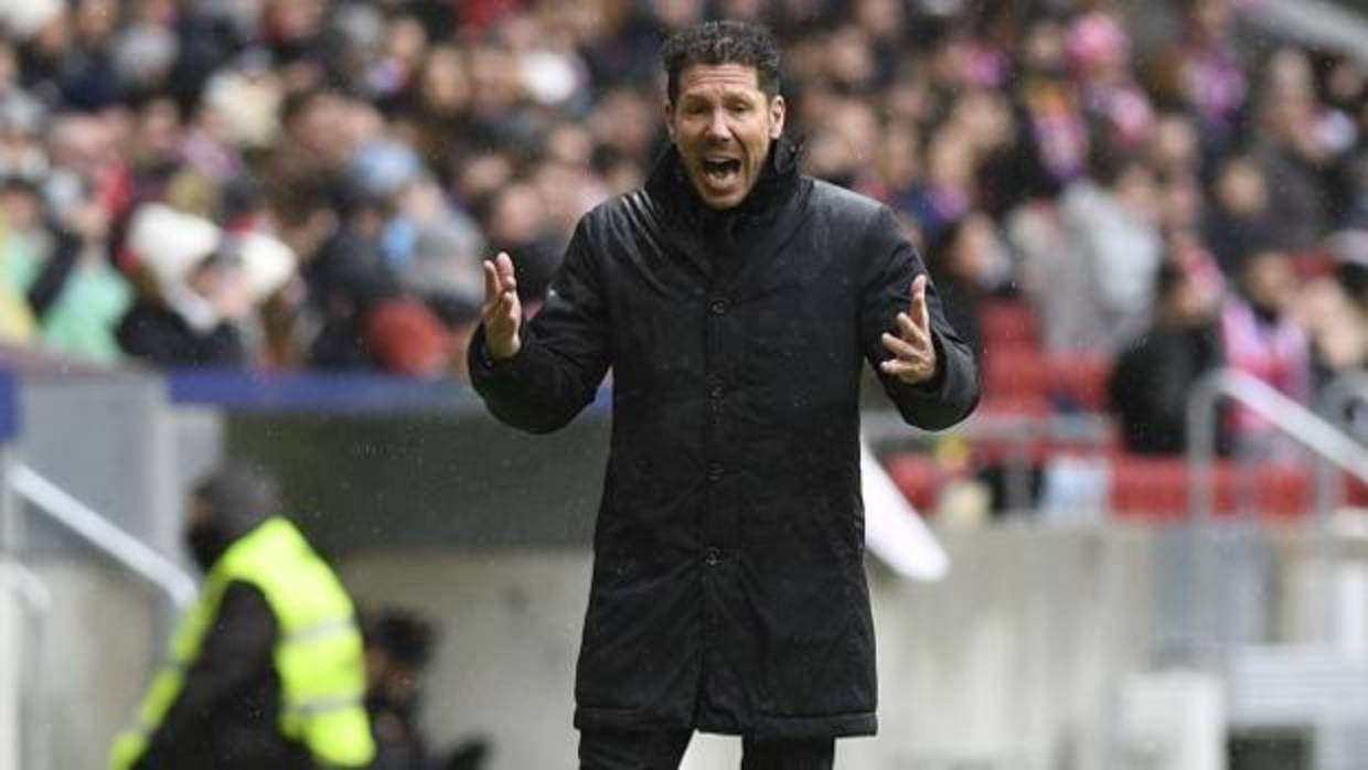 Simeone protesta una decisión arbitral en un partido del Atlético en el Metropolitano