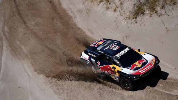 Carlos Sainz mantiene a raya a Peterhansel y está más cerca de ganar el Dakar