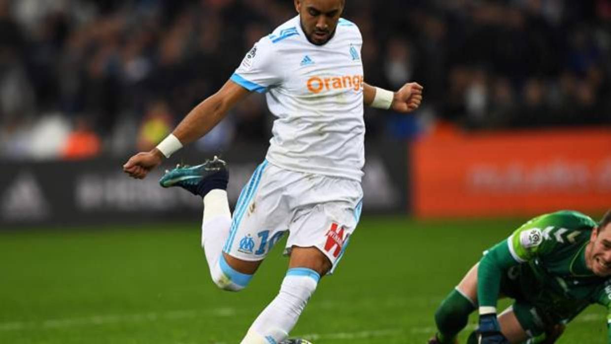 Dimitri Payet deja en el suelo a Alexandre Oukidja.