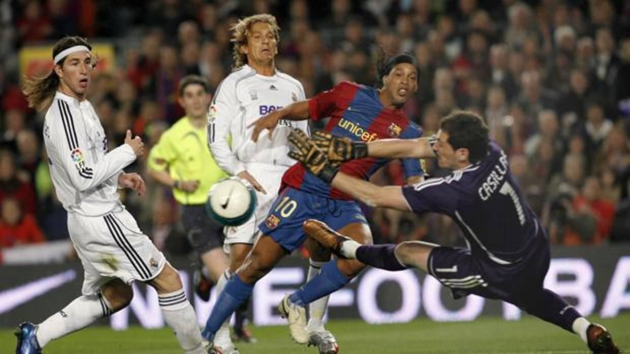 Ronaldinho y Casillas durante un enfrentamiento entre el Real Madrid y el Barcelona
