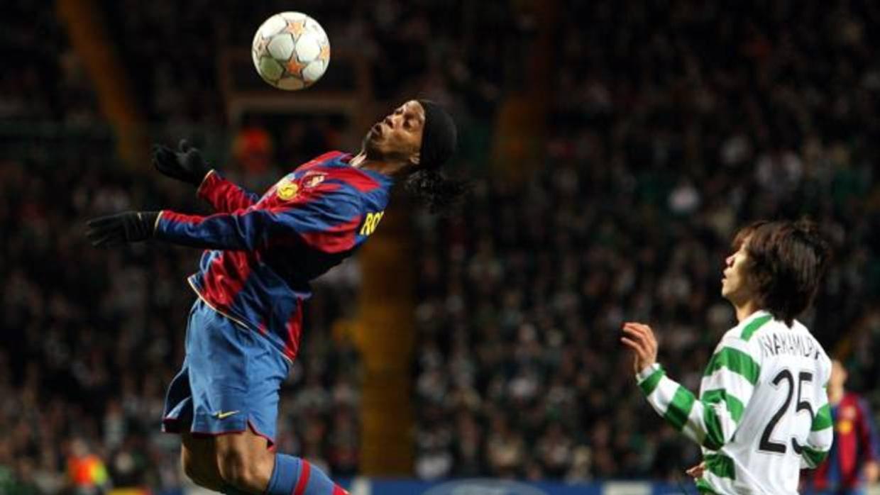 Ronaldinho controla un balón con el pecho en su etapa en el Barcelona