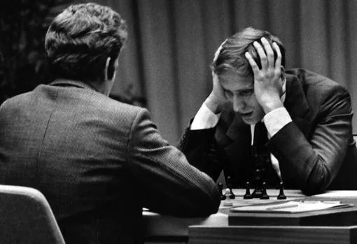 Spassky (de espaldas) en su duelo por el título contra Fischer