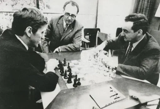 Fischer, contra Mark Taimanov, en presencia del árbitro yugoslavo Bozidar Kazic (Vancouver, 1971)