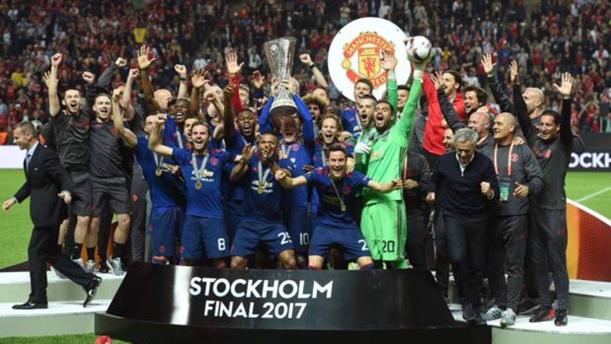 La plantilla del United, tras su triunfo en la pasada edición de la Europa League