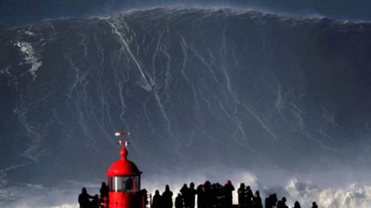 La terrorífica cabalgada sobre una ola gigante que opta a ser la mejor del año