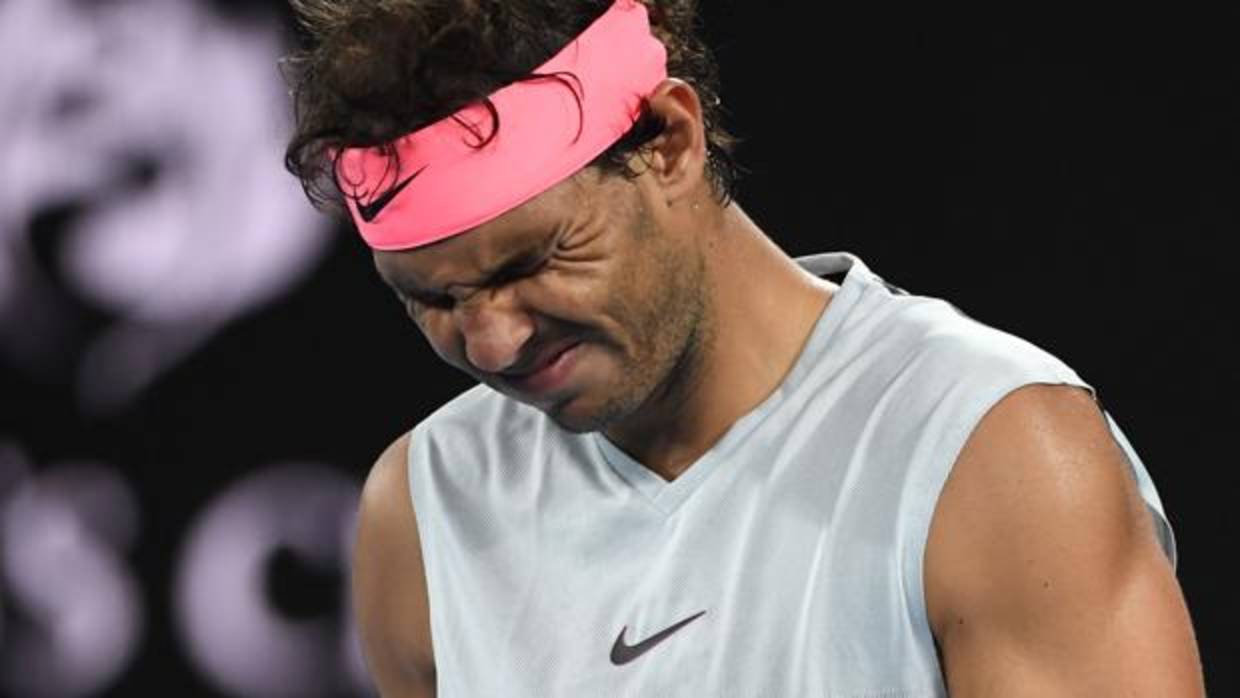 Rafa Nadal se duele durante su partido ante Cilic en Melbourne