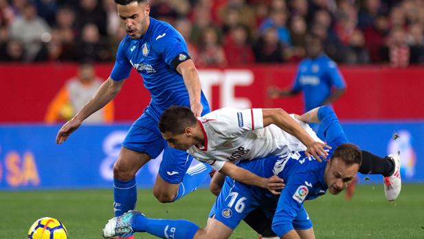 Un grave error de Sergio Rico en el minuto 92 regala dos puntos