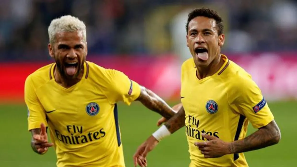 Dani Alves y Neymar festejan un gol con el PSG