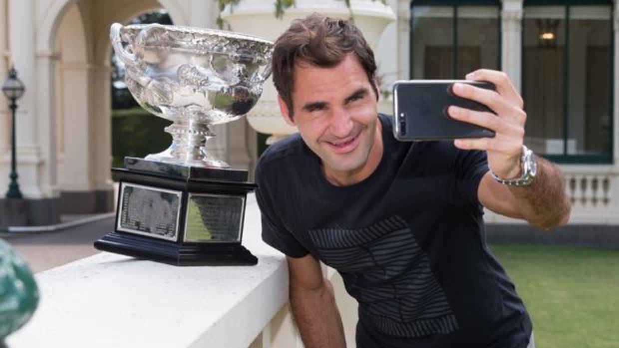 Federer, con el trofeo del Open de Australia