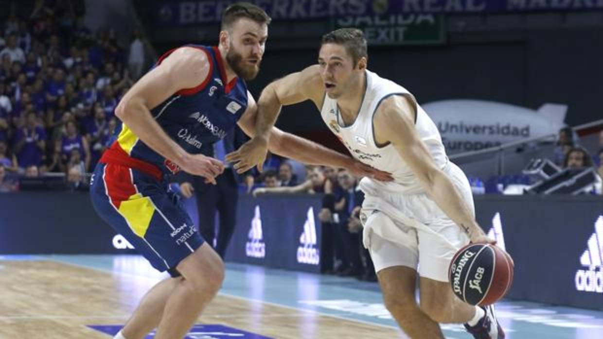 Luka Doncic controla un balón en el encuentro frente al Andorra