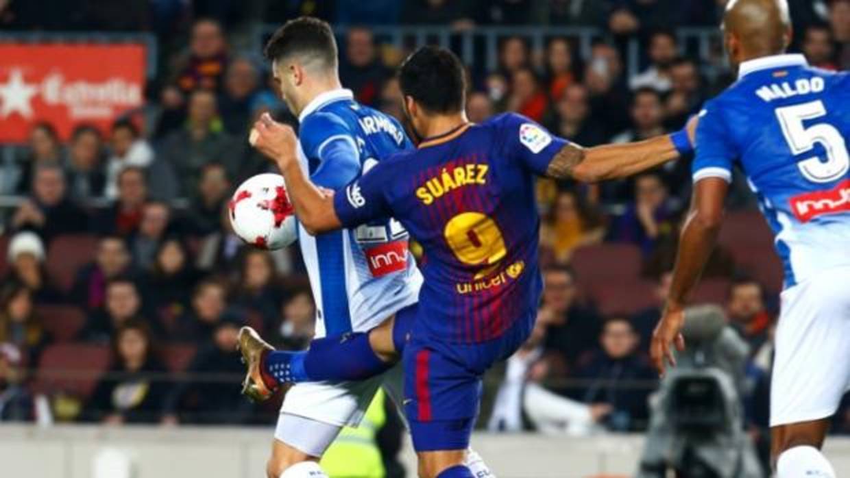 Piqué y Baptistao pelean un balón en el derbi catalán